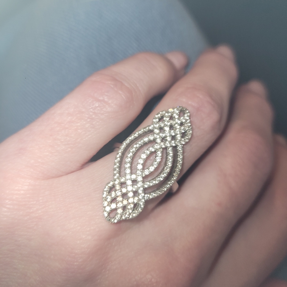 Beautiful ring - Picture 2 of 3